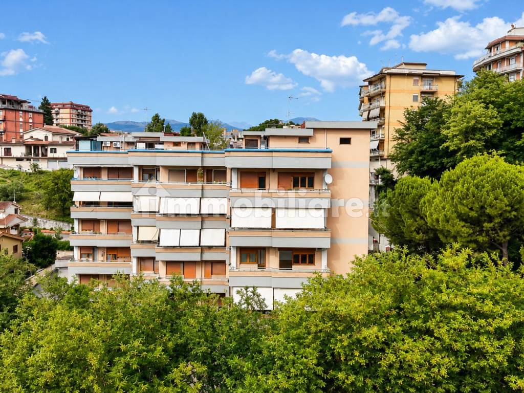Il fabbricato dell’appartamento in via Ceccano a Frosinone